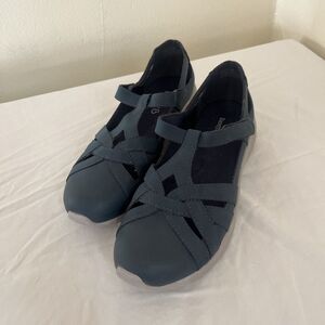 Baretraps Ashlee T Strap Casual Non Slip Comfort Walking Shoe, Blue- Size 8